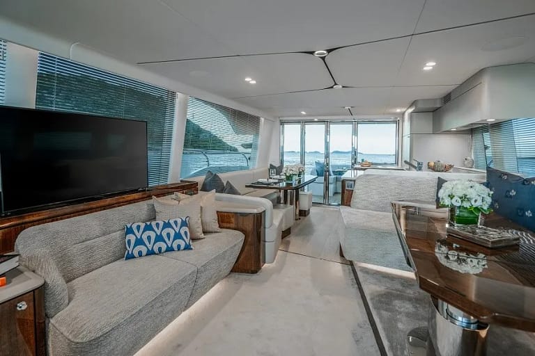 Yacht Charter4.jpg 768x512