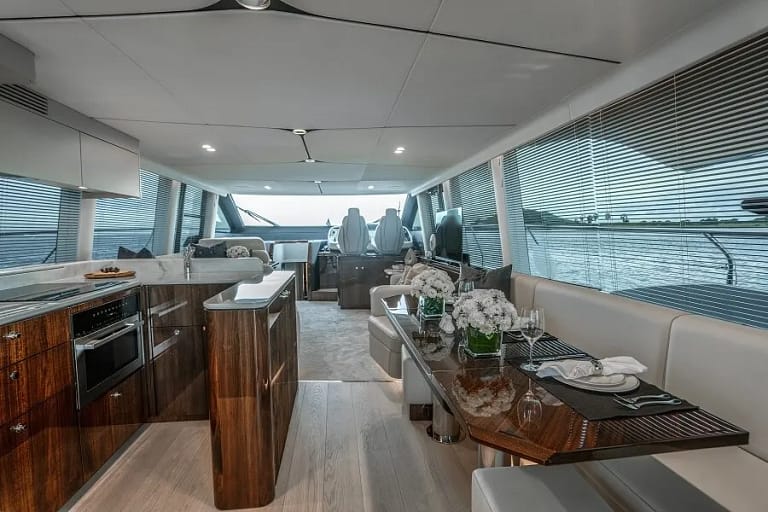 Yacht Charter5.jpg 768x512