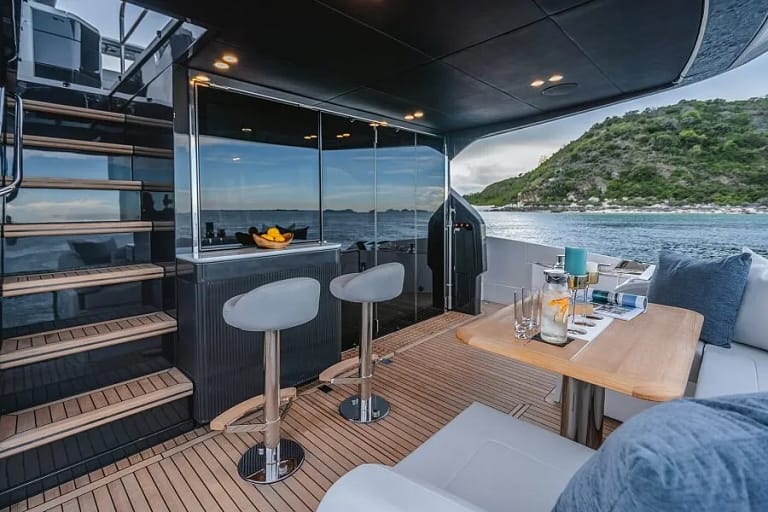 Yacht Charter9.jpg 768x512